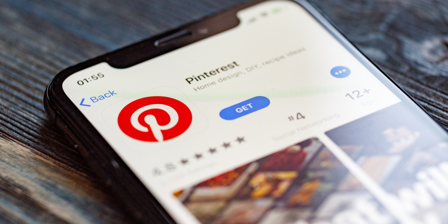 Un aperçu des vidéos sur Pinterest sur un smartphone posé sur une table.