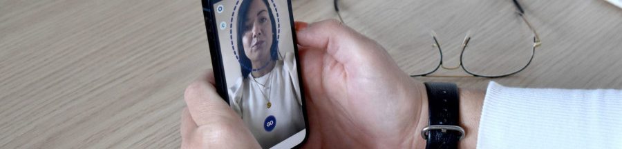caducy-diagnostic-a-disatnce-selfie-video Un médecin en train d’ausculter à distance une patiente sur l’application Caducy de son smartphone