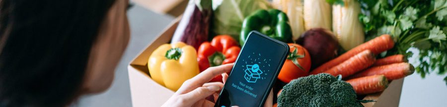 applications-ecolos-remuneration-actions-ecologiques Une femme en train d’envoyer une preuve d’achat écologique sur une de ces applications mobiles sur smartphone.