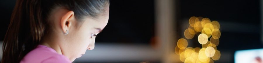 stalkerwares-logiciels-espions-smartphone Une jeune adolescente en train de pianoter sur son smartphone, un des profils de victime préférés des stalkerwares.