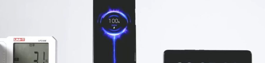 charge-rapide-5-minutes-xiaomi Une photo illustrant la charge rapide du nouveau chargeur de Xiaomo avec un modèle Redmi et un chronomètre