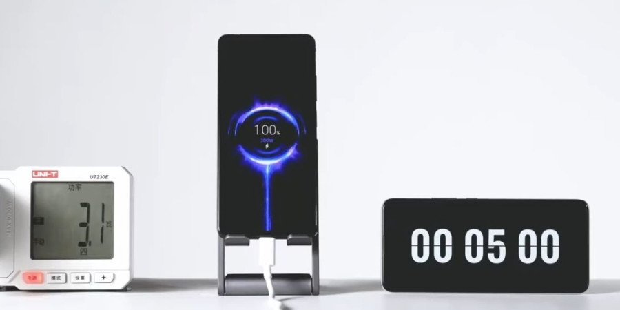 Une photo illustrant la charge rapide du nouveau chargeur de Xiaomo avec un modèle Redmi et un chronomètre