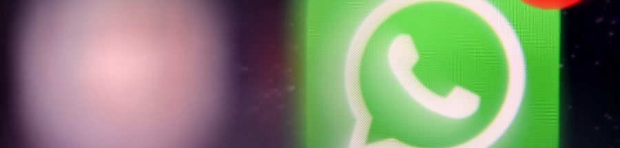 Le logo vert de WhatsApp avec la petite icône rouge de notifications