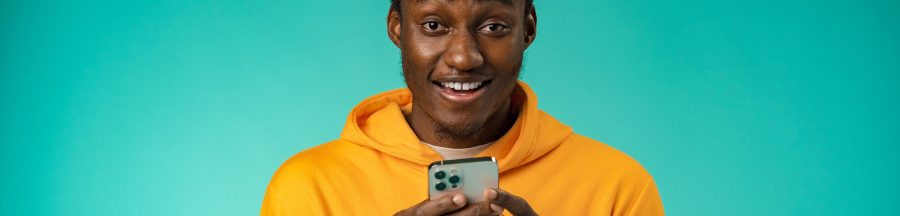 contenu-en-accelere-tiktok Un jeune homme en train de visionner des contenus en accéléré sur TikTok.