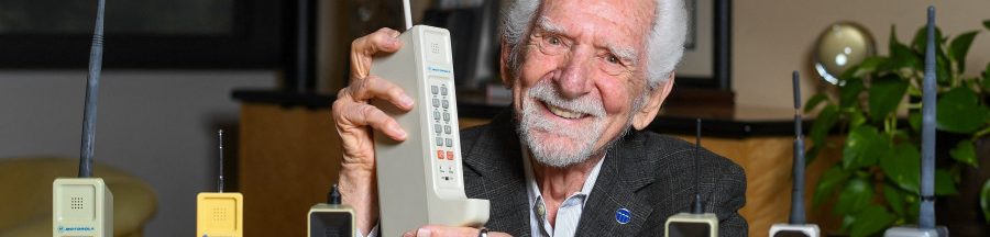 Martin Cooper présentant les premiers mobiles afin de sensibiliser à la dépendance au téléphone portable.