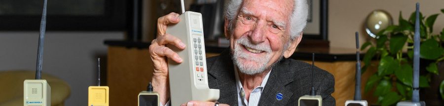 dependance-telephone-portable-martin-cooper Martin Cooper présentant les premiers mobiles afin de sensibiliser à la dépendance au téléphone portable.