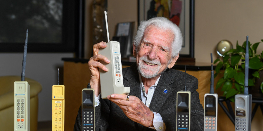 Martin Cooper présentant les premiers mobiles afin de sensibiliser à la dépendance au téléphone portable.