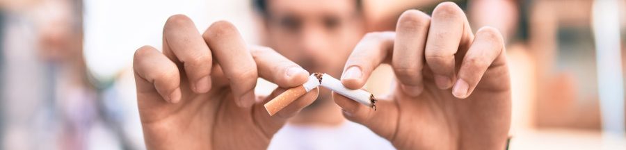 Un homme brisant une cigarette de ses deux mains pour illustrer l’utilité des cinq applications pour fumeurs présentées lors de la Journée mondiale sans tabac.