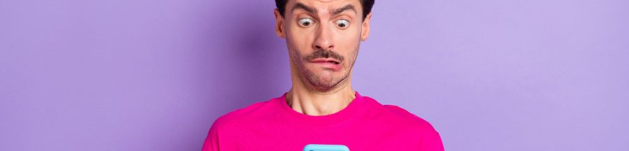 jeunes-francais-temps-passe-en ligne-reseaux-sociaux Un homme en train de consulter son smartphone, abasourdi par le temps passé des jeunes sur les réseaux sociaux.