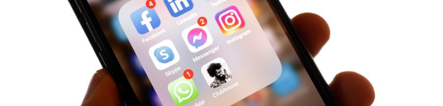 Un smartphone ouvert sur le dossier de ses réseaux sociaux installés, dont Instagram et Twitter.