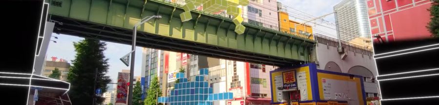 Une rue au Japon où se dressent des aliens du jeu « Space Invaders » en réalité augmentée.