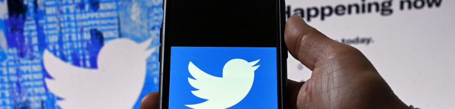 Une main tenant un smartphone affichant le logo de Twitter, qui récemment a fait l’annonce de limiter l’application TweetDeck à ses utilisateurs payants.