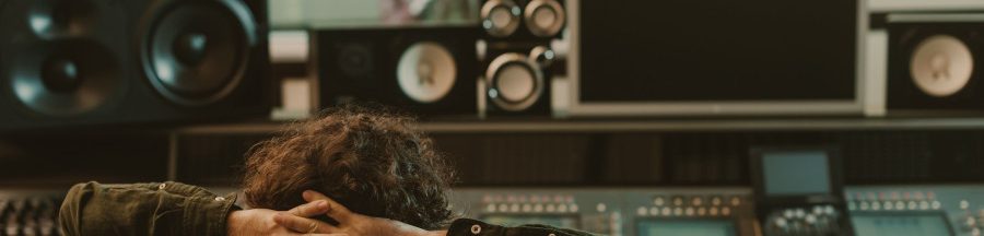 Un homme assis dans un studio d’enregistrement qui trouverait bien intérêt à se servir de Ripple