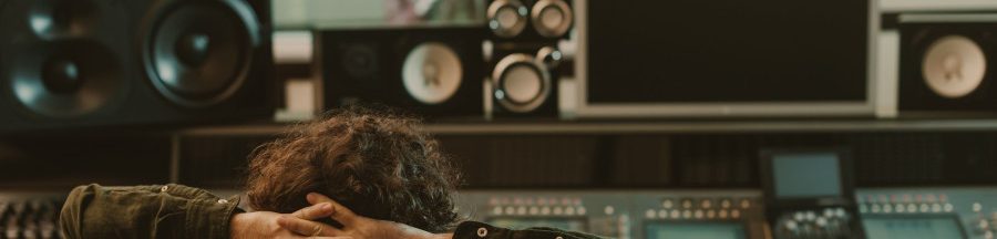 ripple-application-mobile-ia-creation-musique-melodie-fredonnee Un homme assis dans un studio d’enregistrement qui trouverait bien intérêt à se servir de Ripple