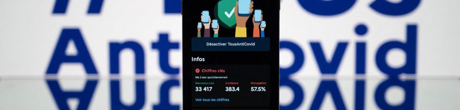 Un smartphone affichant les chiffres clés sur l'application TousAntiCovid.
