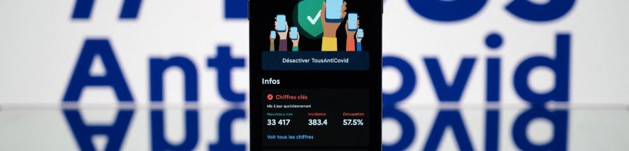 application-tousanticovid-suppression Un smartphone affichant les chiffres clés sur l'application TousAntiCovid.