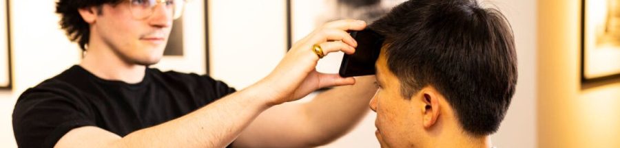 feverphone-application-mobile-sante-thermometre Un homme en train de prendre la température d’un autre homme par le biais de l’application Feverphone installée sur son smartphone.
