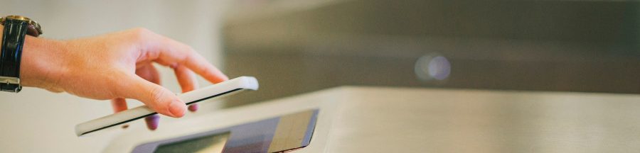 prendre-le-metro-telephone-carte-de-credit-portillons-thales-rcs Pour prendre le métro, cette personne utilise son smartphone pour payer le billet d’ouverture du portillon.