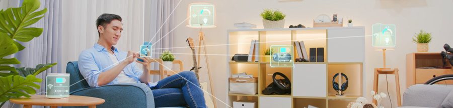 dangers-bluetooth-moderation-smartphone Dans son salon, un homme utilise son smartphone à outrance sans tenir compte des dangers du Bluetooth auxquels ils s’exposent.
