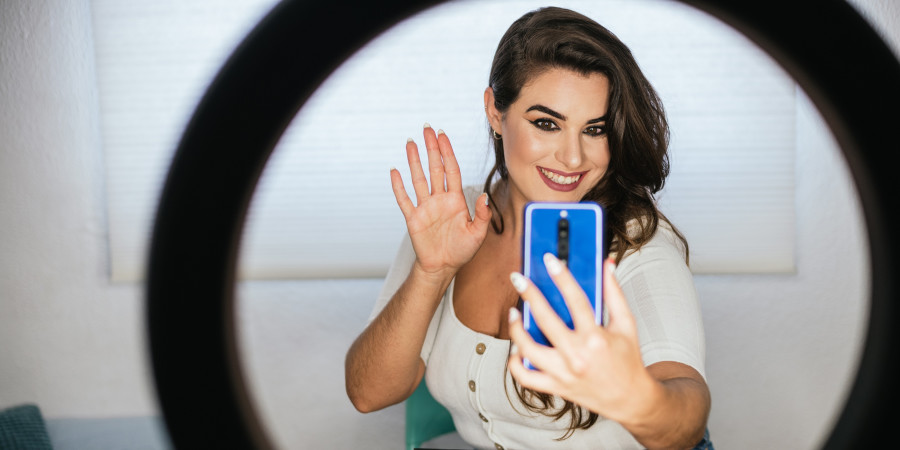 Une jeune femme en train de prendre en selfie avec des filtres beauté.