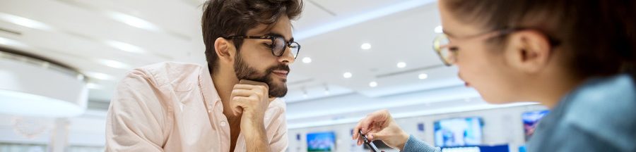 Un homme dans une boutique de téléphones, impactée également par les baisses en valeur des ventes de matériel high-tech.