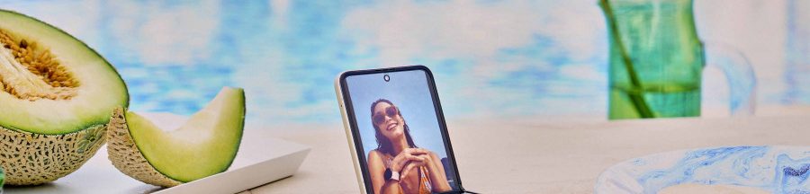 L’image d’un smartphone Samsung Galaxy Z Flip, un format qu’il partage avec les futures tablettes pliantes de la marque.