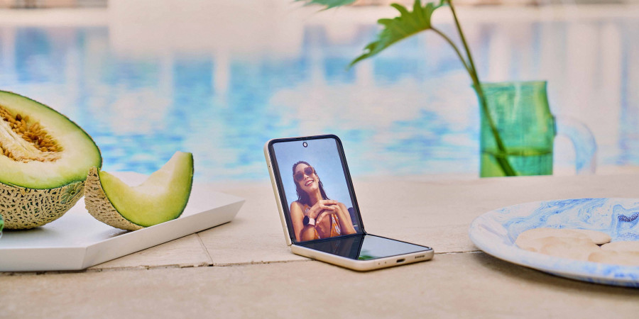 L’image d’un smartphone Samsung Galaxy Z Flip, un format qu’il partage avec les futures tablettes pliantes de la marque.