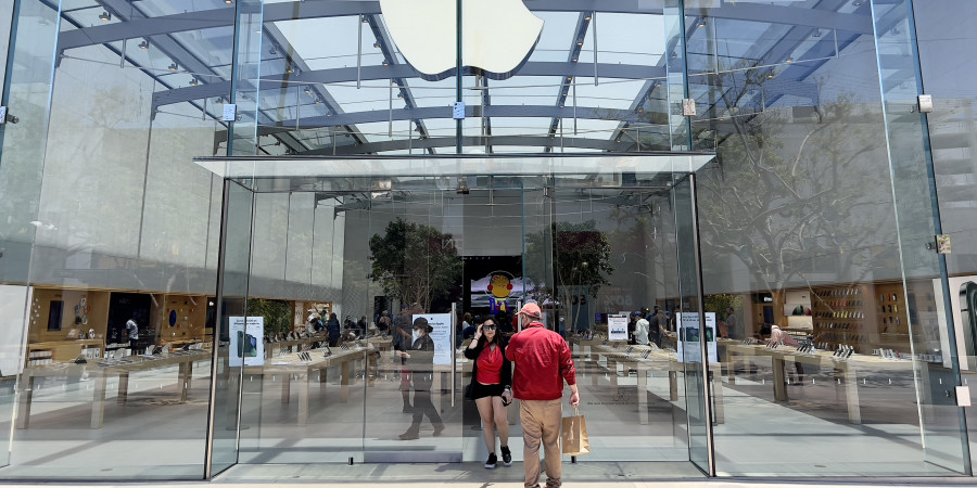 L’entrée principale d’un magasin de téléphones portables proposant les iPhone en boite déjà mis à jour.