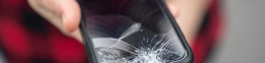 bonus-reparation-ecran-casse-smartphone-remplacement Une main tendue montrant en évidence un écran cassé de smartphone.