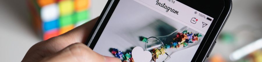 facebook-et-instagram-abonnements-payants-reglement-de-l-ue Une personne en train de liker un contenu partagé sur les réseaux sociaux Facebook et Instagram.