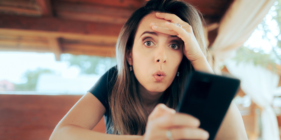 Une femme ayant reçu le message de bug demandant la désinstallation de l’application Google.