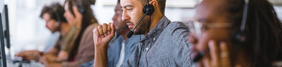 Des employés de centres d’appels en plein travail, source du stress démarchage téléphonique des particuliers.