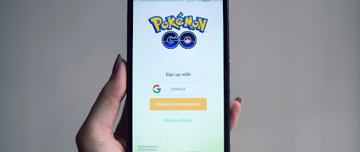 Application Pokémon dans un smartphone. Application Pokémon dans un smartphone.