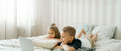 Des enfants devant un ordinateur. Des enfants devant un ordinateur.