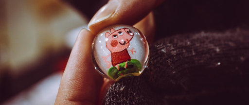 Personne tenant Peppa Pig Toy Marble. Personne tenant Peppa Pig Toy Marble.