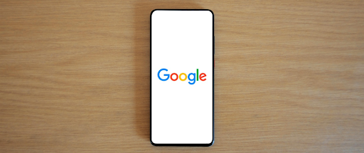 Smartphone affichant le logo Google. Smartphone affichant le logo Google.