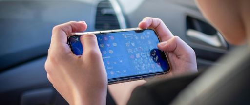 Un jeune en train de jouer sur son smartphone. Un jeune en train de jouer sur son smartphone.