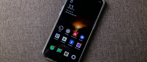 Un smartphone noir. Un smartphone noir.
