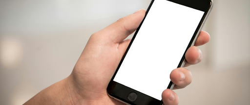 Une personne tenant son smartphone.