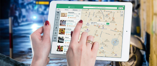 Une personne utilisant google Map sur une tablette. Une personne utilisant google Map sur une tablette.