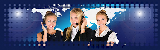 Trois agents féminins d’appels téléphoniques avec une carte du monde en arrière plan. Trois agents féminins d’appels téléphoniques avec une carte du monde en arrière plan.