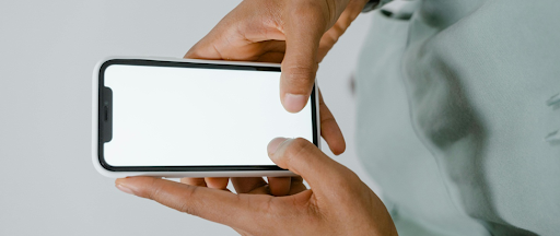 Une main tenant un smartphone.