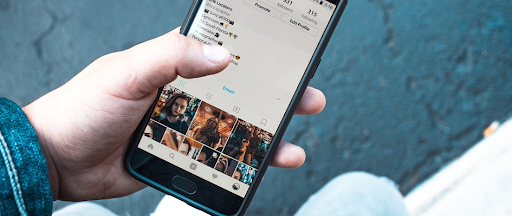 Une personne tenant son smartphone d’une main, en train de surfer en ligne. Une personne tenant son smartphone d’une main, en train de surfer en ligne.