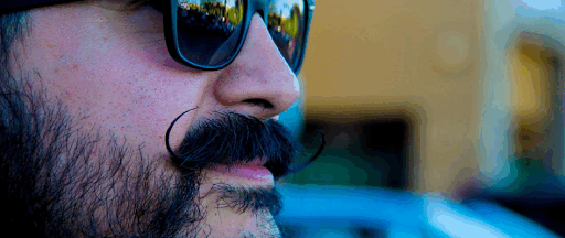 Un homme barbu portant des lunettes Ray-Ban. Un homme barbu portant des lunettes Ray-Ban.