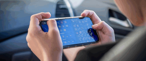 Un jeune garçon installé sur le siège passager d’une automobile, jouant à son smartphone. Un jeune garçon installé sur le siège passager d’une automobile, jouant à son smartphone.