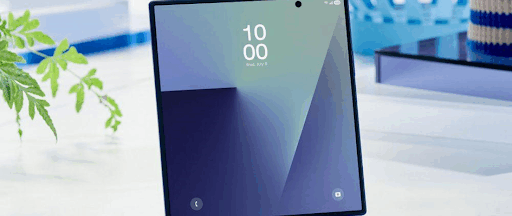 Un smartphone Galaxy Z Fold7 ouvert, dévoilant son large écran.