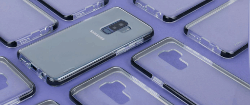 Un smartphone Samsung Galaxy entouré de plusieurs protections anti-choc.