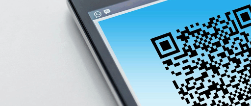 Un smartphone avec un code QR affiché à l’écran.