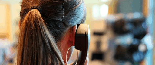 Une femme décrochant un appel téléphonique.