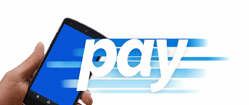 Une main tenant un smartphone avec le mot « Pay » qui en ressort.